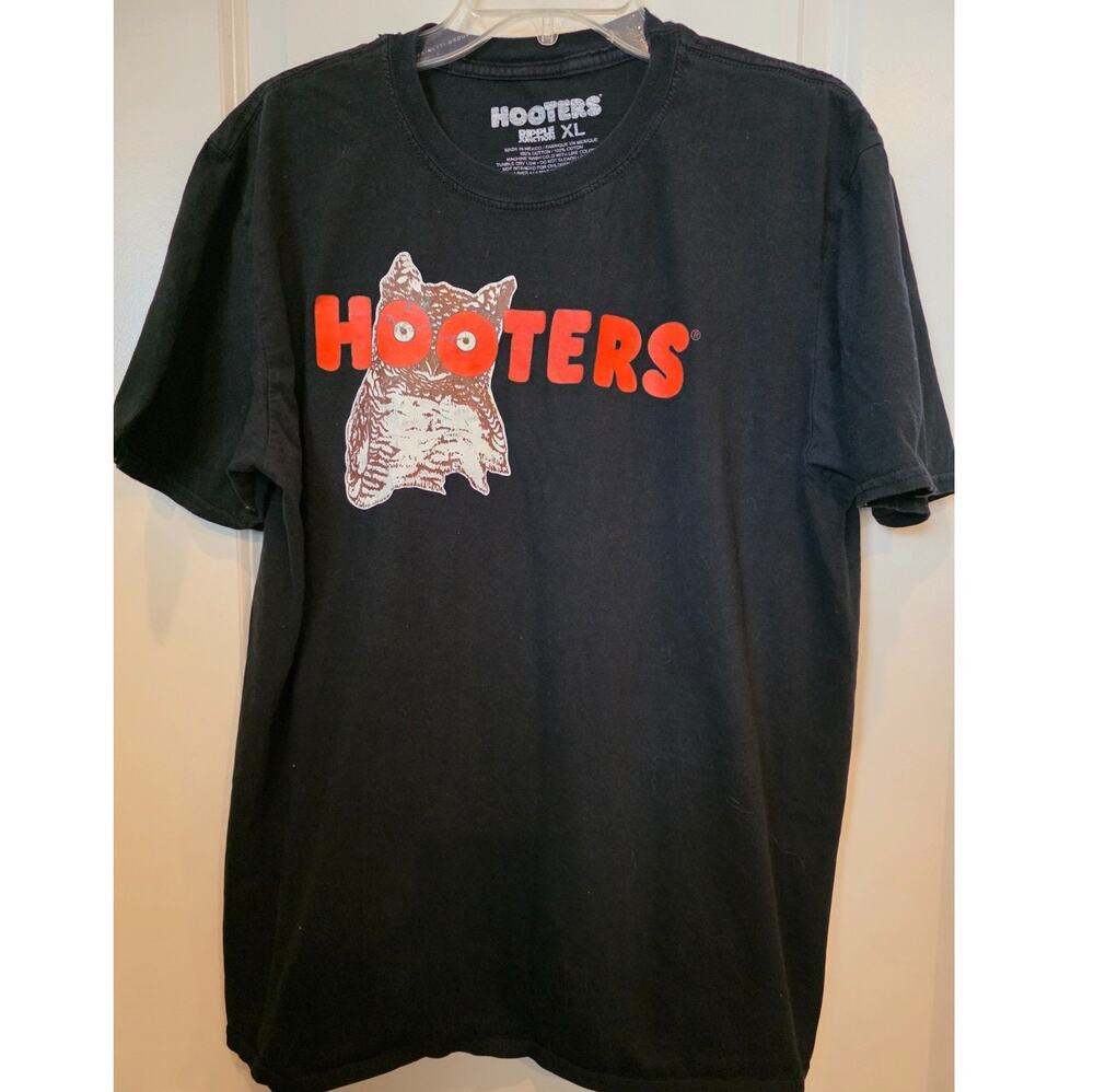 Hooters Owl Logo Graphic T-Shirt Mens XL Black Cotton Restaurant Promo Tee